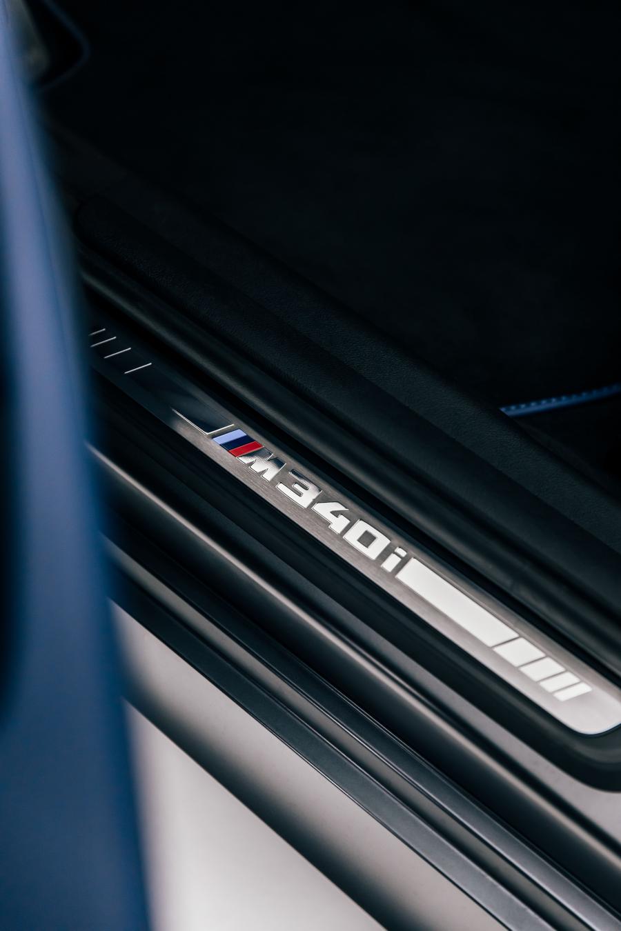 Логотип BMW M340i xDrive Touring First Edition (G21) 2020 года  (WW) (фото 19 из 40)